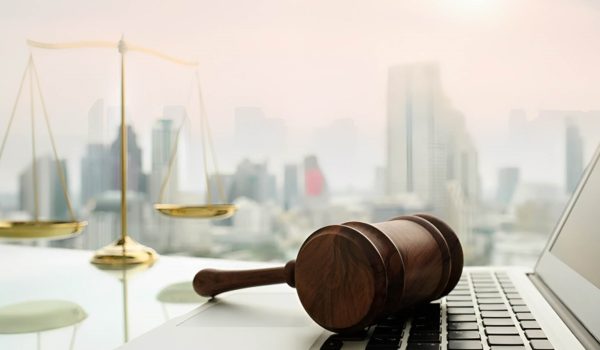 نساعد الشركات ورجال الأعمال في كافة الأمور القانونية المرتبطة بالتجارة