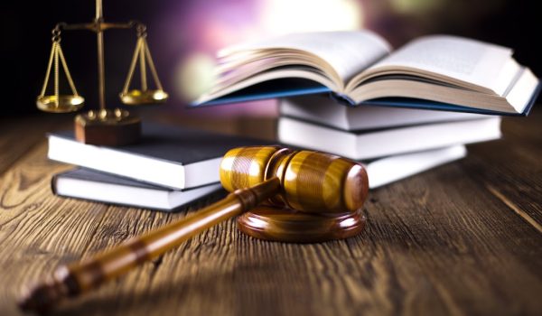نساعد الأفراد والشركات في جميع القضايا المدنية​ والإدارية والطعون